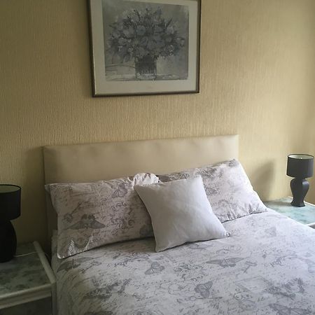 Bentons Guest House เชลเทนแฮม ภายนอก รูปภาพ