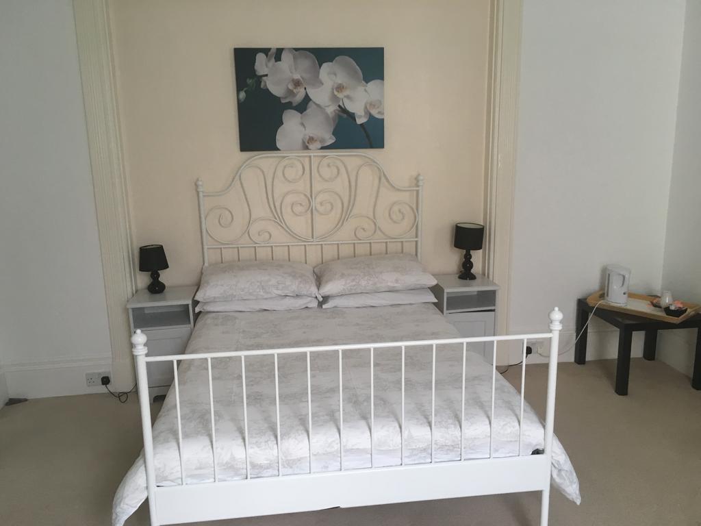 Bentons Guest House เชลเทนแฮม ภายนอก รูปภาพ