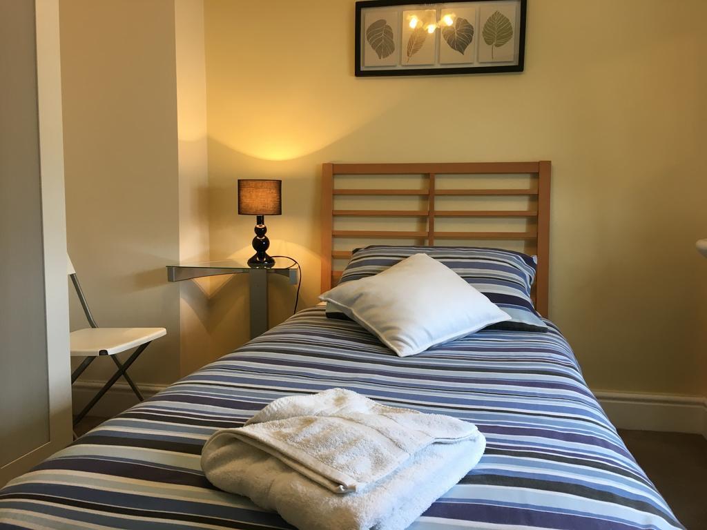 Bentons Guest House เชลเทนแฮม ภายนอก รูปภาพ