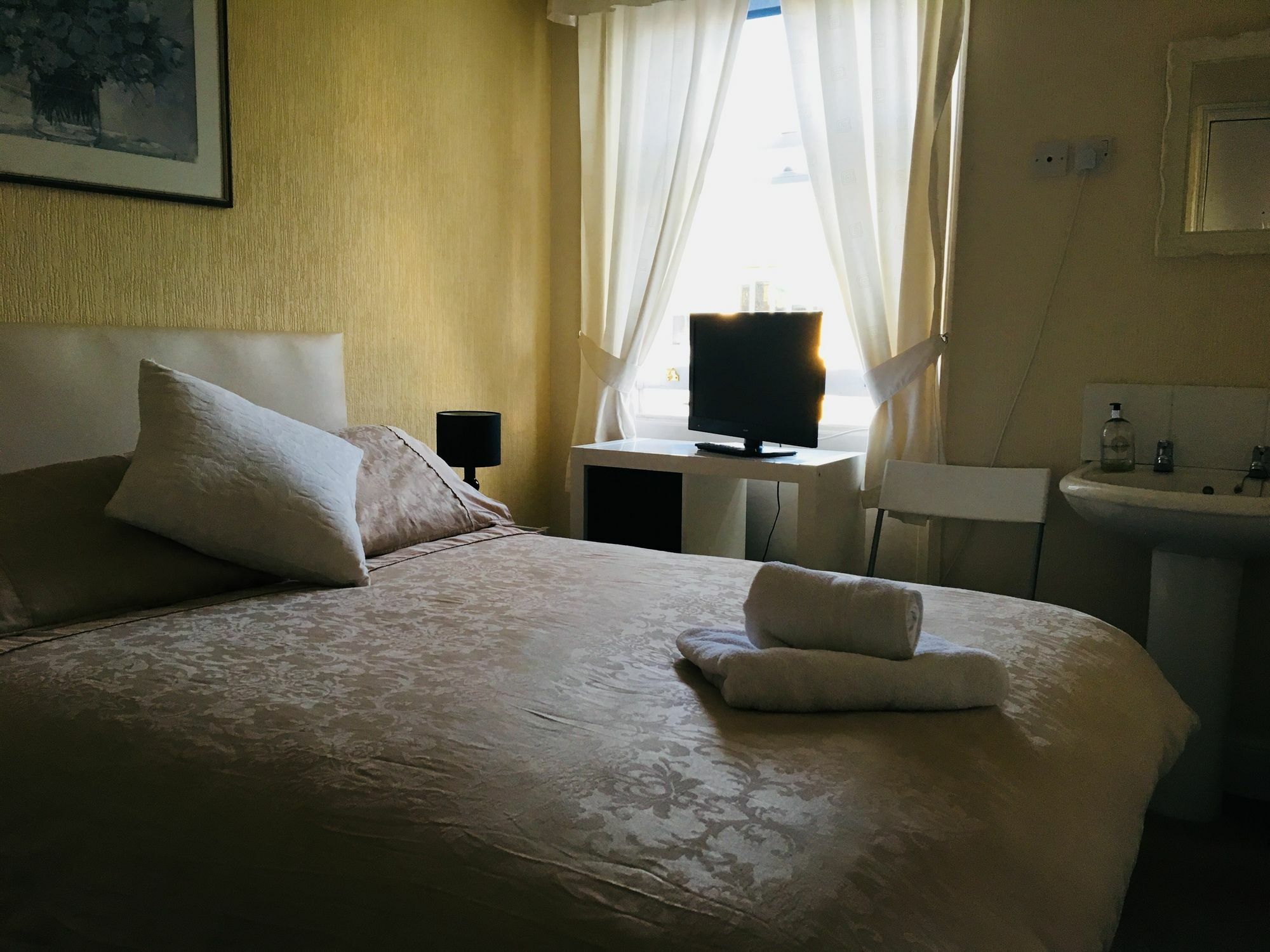 Bentons Guest House เชลเทนแฮม ภายนอก รูปภาพ