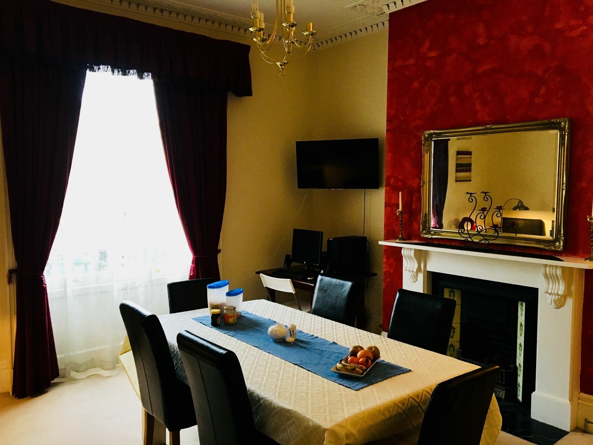 Bentons Guest House เชลเทนแฮม ภายนอก รูปภาพ